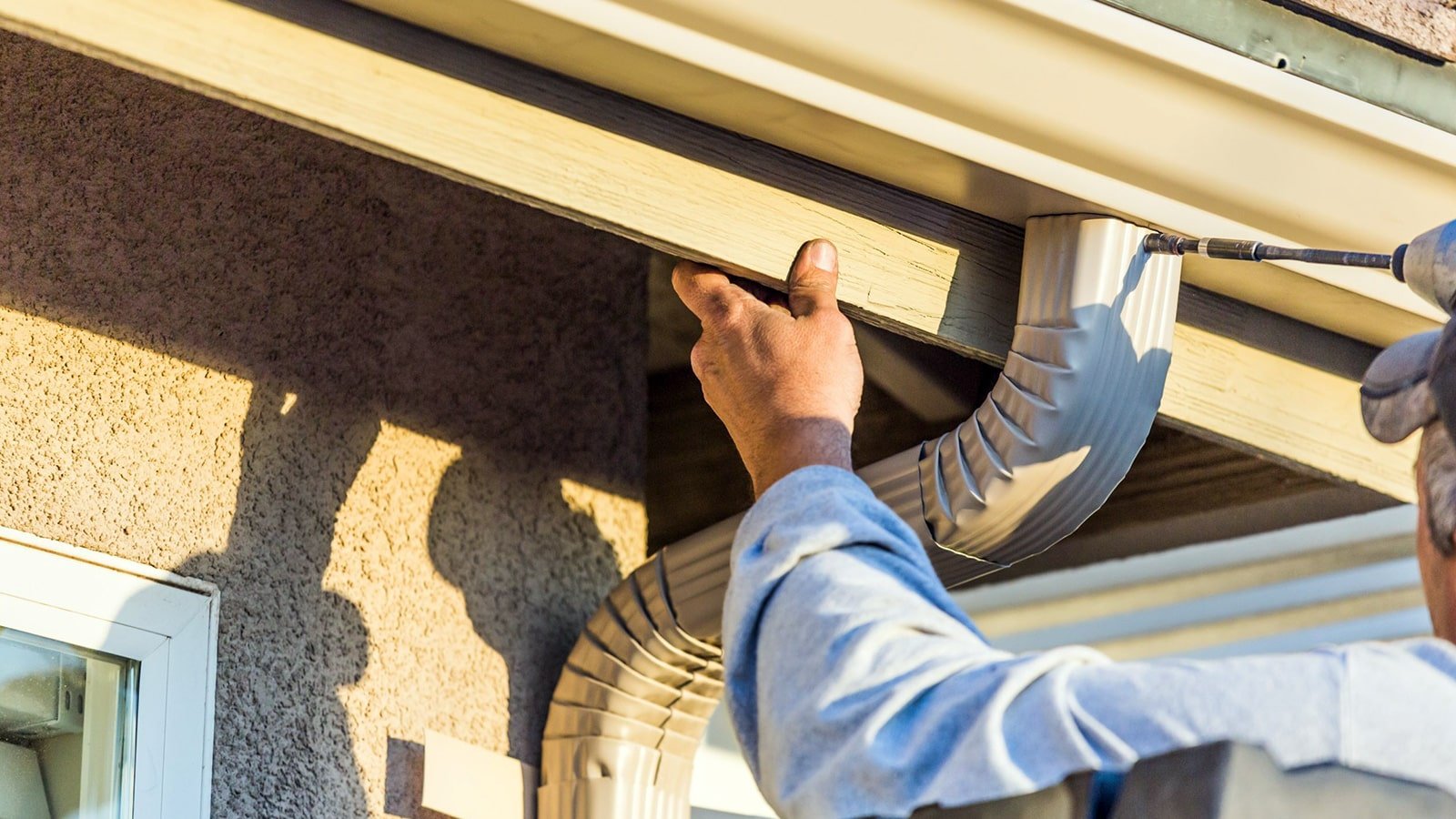 628b9e136f9af37a2498096b_Gutter Repair 1600x900 min
